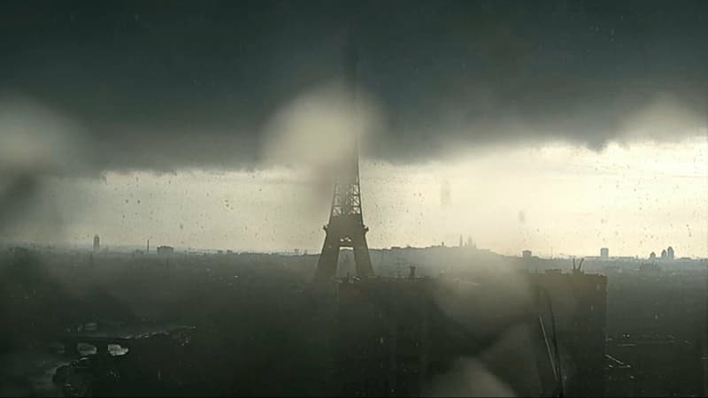 La tour Eiffel sous l'orage, le 4 juin 2021.