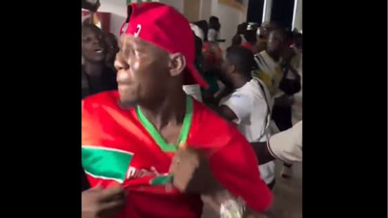 Des supporteurs ivoiriens portent des maillots marocains après la qualification in extremis des Eléphants en 8es de finale de la CAN Des supporteurs ivoiriens portent des maillots marocains après la qualification in extremis des Eléphants en 8es de finale de la CAN