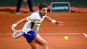 Le Français Arthur Rinderknech au deuxième tour de Roland-Garros face à l’Argentin Tomas Martin Etcheverry (3-6, 6-7, 6-1, 5-0 ab.), le 30 mai 2024