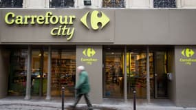 Six enseignes Carrefour vont proposer un "drive piéton" à Paris.