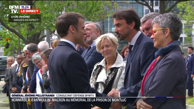 8-Mai: Emmanuel Macron salue Grégory Doucet, le maire de Lyon, avec qui il doit s'entretenir à l'issue des commémorations