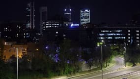 Les lumières des bâtiments se rallument après le rétablissement de l'électricité suite à une coupure massive de courant affectant toute la péninsule ibérique et le sud de la France, à Madrid le 28 avril 2025.