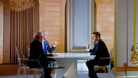 Le président Emmanuel Macron face à Gilles Bouleau et Anne-Sophie Lapix, lors d'un entretien télévisée sur TF1 et France 2, le 14 mars 2024 à Paris