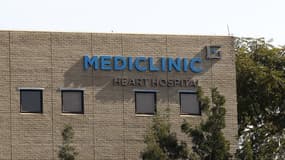 L'Hôpital à Prétoria où a été admis Nelson Mandela. Les Sud-Africains ont prié dimanche pour la santé de leur ancien président âgé de 94 ans hospitalisé pour de nouveaux problèmes pulmonaires en début de week-end. /Photo prise le 8 juin 2013/REUTERS/Siphi