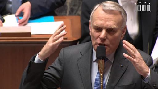 Le Premier ministre Jean-Marc Ayrault répond à Henri Guaino, mercredi, lors des questions au gouvernement.