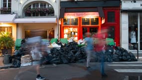 Les poubelles débordent sur les trottoirs de Paris.