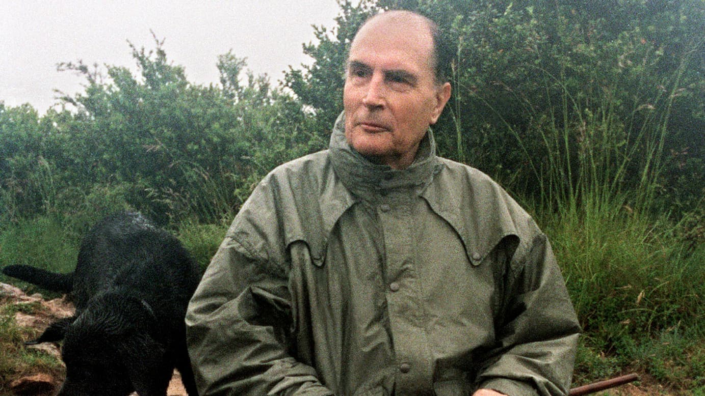 François Mitterrand avec son labrador, Baltique, après l'ascension de la roche de Solutré, le 7 juin 1987 François Mitterrand avec son labrador, Baltique, après l'ascension de la roche de Solutré, le 7 juin 1987