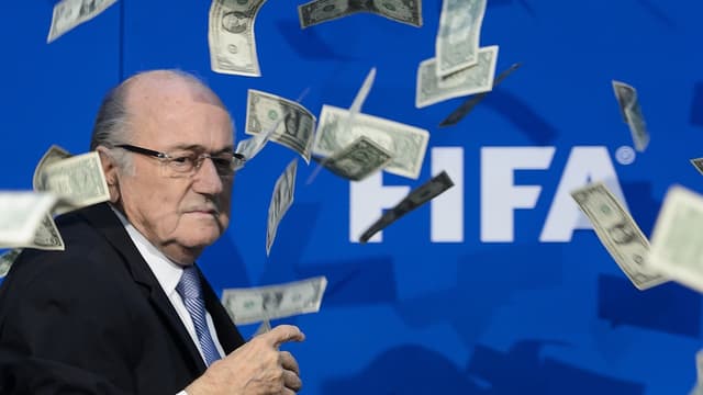 Le président Sepp Blatter, aspergé de faux billets par un comédien dénonçant la corruption