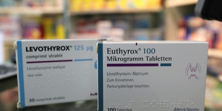 Une boîte de Levothyrox (g) et de son ancienne formule importée en France sous le nom d'Euthyrox, dans une pharmacie à Paris, le 2 octobre 2017