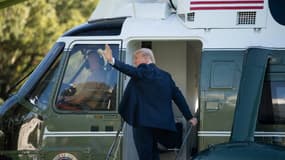 Le président américain Donald Trump monte à bord de l'hélicoptère présidentiel Marine One