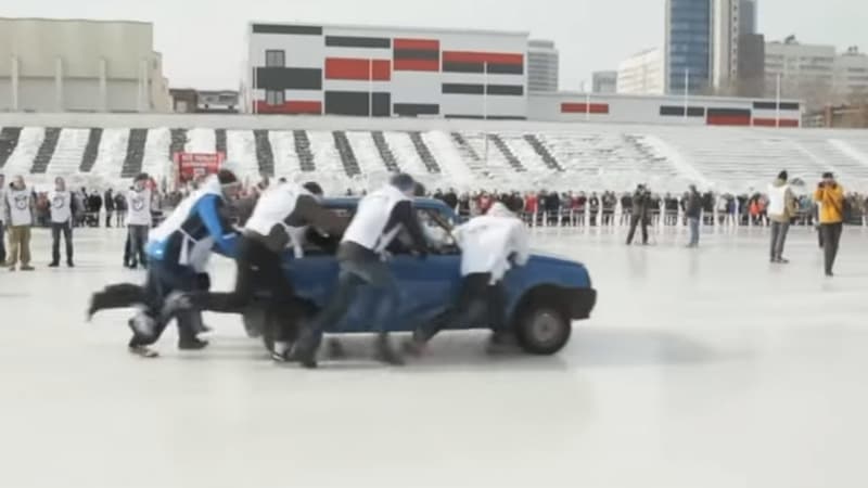 Le premier tournoi de car curling a été organisé le week-end dernier en Russie, pour sensibiliser les automobilistes au danger de la conduite à la sortie de l'hiver.