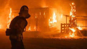 Un pompier face au Kincade Fire à Windsor, au nord de San Francisco