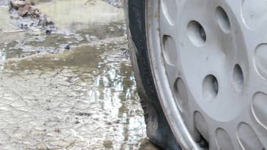 Un pneu après son explosion sur l'autoroute.