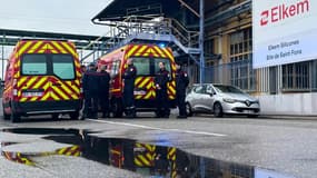 Des pompiers devant l'usine chimique Elkem Silicones, après une explosion, le 22 décembre 2025 à Saint-Fons, dans le Rhône.