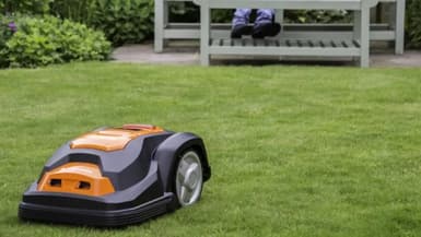 Ce robot-tondeuse en promo s'occupe de votre jardin sans que vous fassiez d'effort