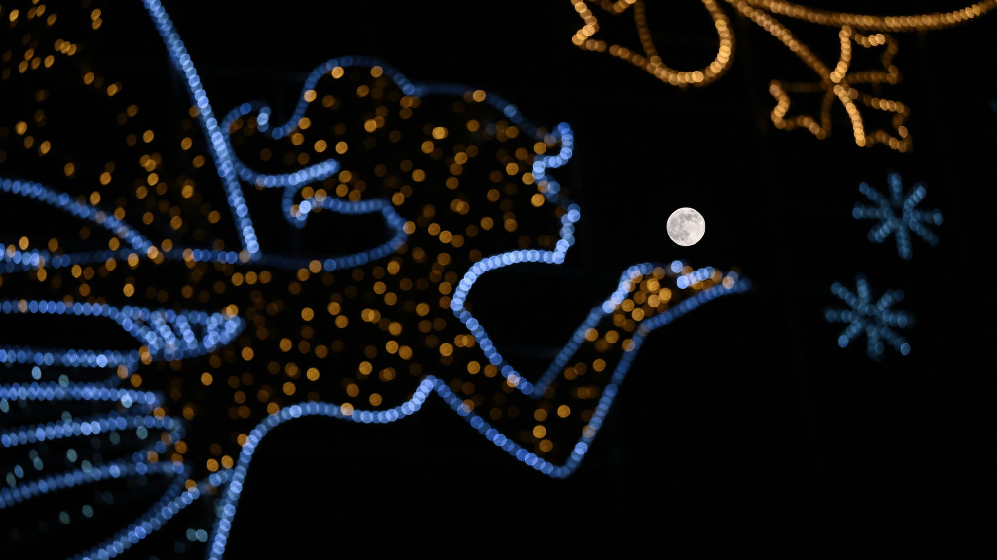 La Super Lune derrière des décorations de Noël, à Londres, au Royaume-Uni, le 4 décembre 2025. La Super Lune derrière des décorations de Noël, à Londres, au Royaume-Uni, le 4 décembre 2025.