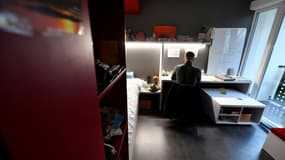 Une jeune femme dans sa chambre d'étudiante à la cité U de Toulouse, le 1er février 2021 (photo d'illustration)