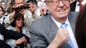 Pour son dernier 1er-Mai en tant que président du Front national, Jean-Marie Le Pen a lancé un appel à l'unité, affirmant que le score de son camp aux élections régionales était le "prologue" de succès à venir. /Photo prise le 1er mai 2010/REUTERS/Thomas