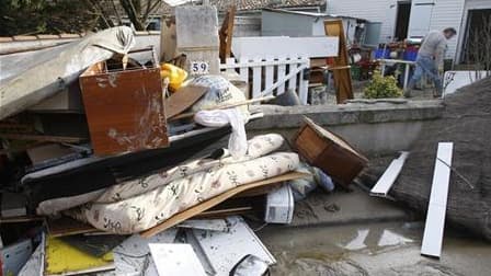 A Chatellaillon, en Charente-Maritime, après le passage de la tempête Xynthia. La hausse marquée des tarifs de la plupart des assureurs français annoncée fin 2010 est largement justifiée par l'évolution de leurs charges et ne traduit pas un manque de conc