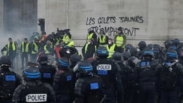 "Gilets jaunes" devant l'Arc-de-Triomphe à Paris le 1er décembre 2020