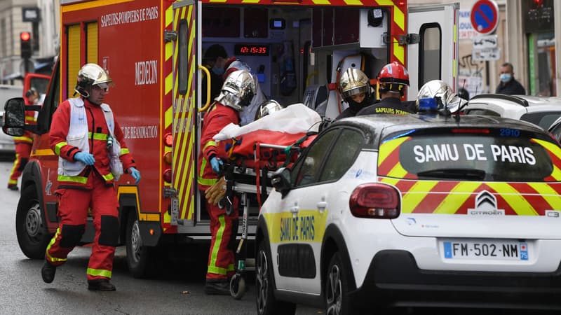Des pompiers interviennent après une attaque à l'arme blanche près des anciens locaux de Charlie Hebdo, vendredi 25 septembre 2020