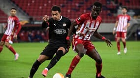Donyell Malen au duel avec Ousseynou Ba, le 18 février 2021