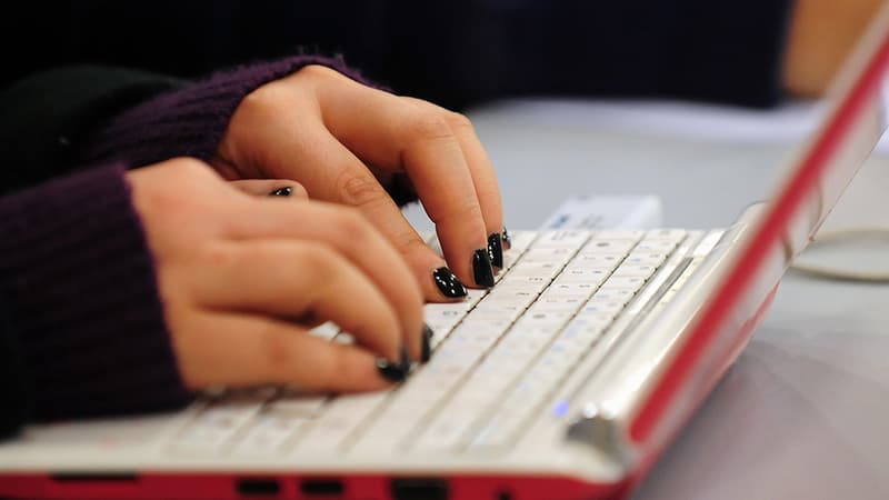 Aujourd'hui, en cas d'injure à caractère raciste sur le net, les auteurs s'exposent en théorie à des sanctions: jusqu'à 6 mois de prison et 22.500 euros d'amende.