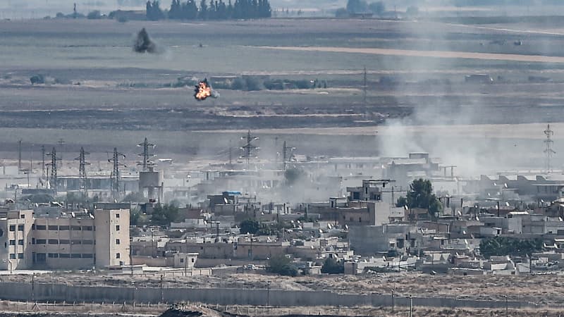 De la fumée et des explosions dans la ville frontalière de Ras al-Raïn en Syrie, le 13 octobre 2019. 