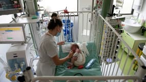 Une infirmière s'occupe d'un bébé dans l'unité des urgences pédiatriques de l'hôpital pour enfants Robert-Debré, le 28 octobre 2022 à Paris