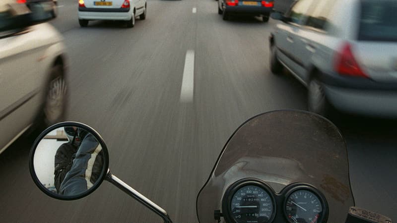 Depuis ce matin, les deux roues n’ont plus le droit de remonter les files de circulation.