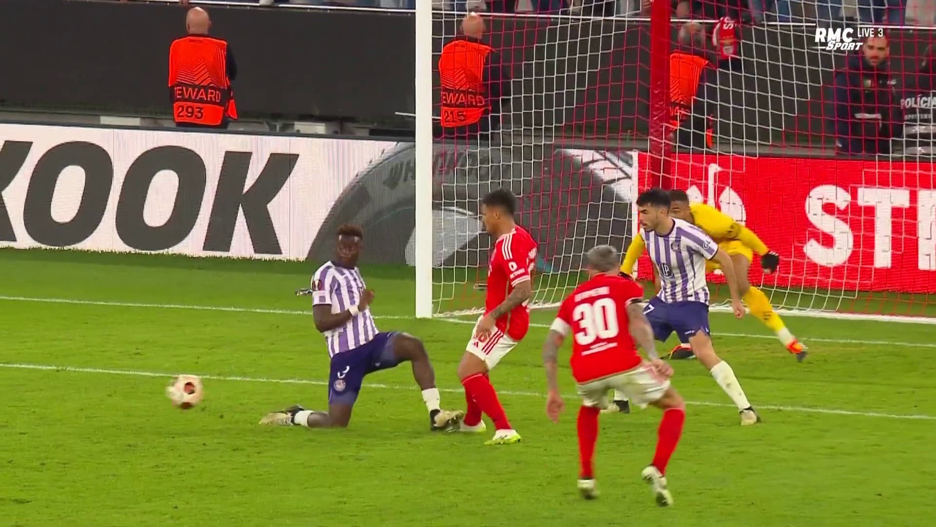La semelle de Christian Mawissa dans les dernières secondes du match de Ligue Europa entre le Benfica Lisbonne et Toulouse, le 15/02/2024