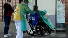 Un patient et des soignants dans un hôpital espagnol le 26 mars 2020.