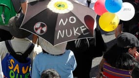 Lors d'une manifestation anti-nucléaire à Tokyo, samedi. Le Japon a entamé samedi le processus d'arrêt de son dernier réacteur nucléaire encore en activité, plus d'un an après la catastrophe de Fukushima, laissant l'archipel asiatique sans aucune énergie