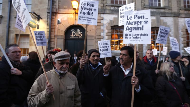 Manifestation contre la participation de Marine à une conférence-débat à l'université d'Oxford, au Royaume-Uni.