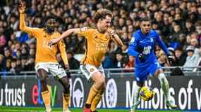 Juninho Bacuna, milieu de Birmingham, face à deux joueurs de Leicester 