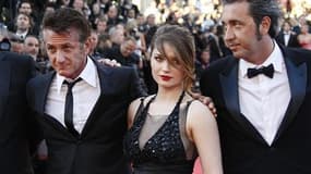 Paolo Sorrentino (à droite), aux côtés des vedettes de son film "This Must Be The Place", Sean Penn et Eve Hewson, vendredi à Cannes. Le jury oecuménique, indépendant de celui du Festival, a couronné le film du réalisateur italien. /Photo prise le 20 mai