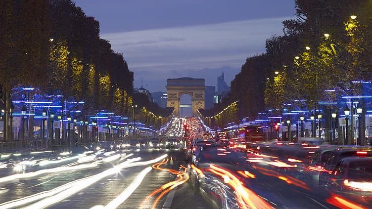 Les Champs-Elysées, une des exceptions à la loi