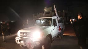 Un véhicule de la Croix Rouge transportant des otages libérés par le Hamas le 28 novembre 2023.