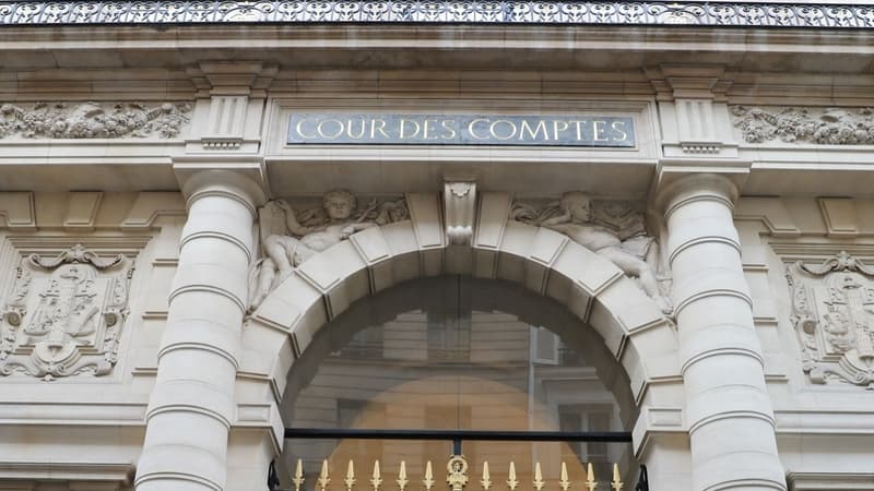 Entrée de la Cour des comptes. 