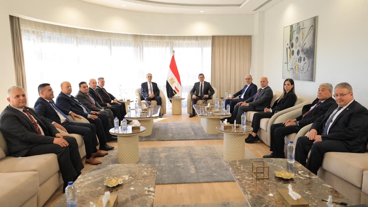 Une photo diffusée par le Service d'information de l'État égyptien montre le directeur des services de renseignement généraux égyptiens, Hasan Rashad, rencontrant le Palestinien Ali Shaath (en haut à gauche), président du Comité de Gaza, et ses membres au Caire, le 17 janvier 2026. 