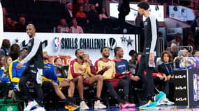 L'air circonspect du duo de la Team Cavs, Donovan Mitchell et Evan Mobley, vainqueur du Skills Challenge, devant la prestation de Victor Wembanyama, disqualifié du concours
