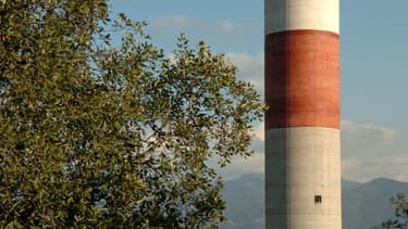 L'une des deux cheminées de la centrale EDF du Vazzio, en Corse (PHOTO D'ILLUSTRATION).