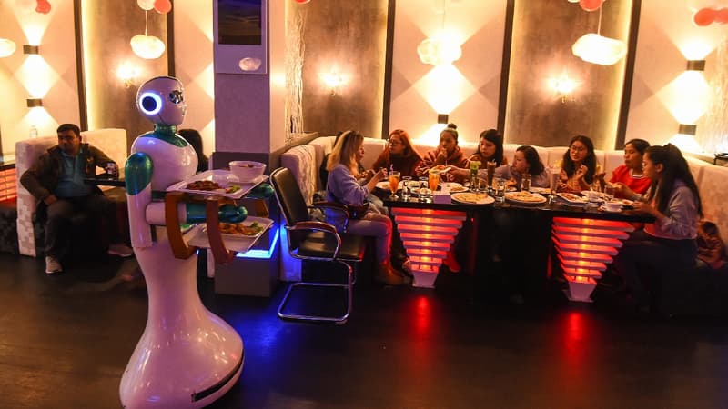 Ginger est  capable de détecter les mouvements et les obstacles dans le restaurant bondé, portant des plateaux chargés de nourriture.