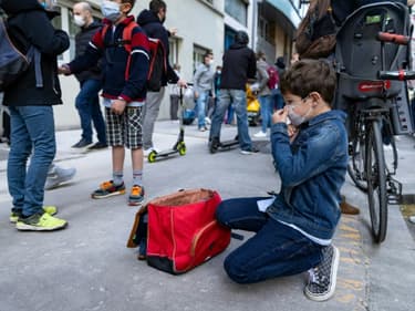 Un élève avant d'entrer à l'école primaire à Paris le 26 avril 2021