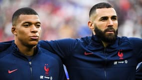 Kylian Mbappé avec Karim Benzema lors d'un match de la France en 2022