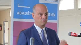 Le ministre de l'Éducation nationale, Jean-Michel Blanquer, en visite dans une école de l'Oise, le 21 août 2020.