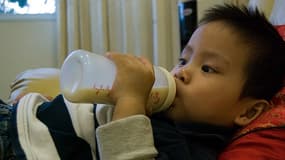 Un enfant buvant du lait.