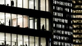 Des salariés apparaissent aux fenêtres d'un immeuble de bureaux à La Défense (Hauts-de-Seine) le 2 novembre 2020