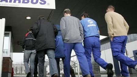 Les salariés d'Airbus France cesseront dans l'après-midi leur mouvement de grève, après avoir obtenu une nouvelle réunion de négociation sur les salaires avec leur direction, selon des syndicats. /Photo d'archives/ REUTERS/Christian Charisius
