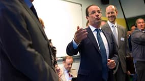 En visite au collège Youri Gagarine de Trappes, François Hollande a assuré aux professeurs qu'ils avaient "des raisons d'espérer" en l'action du gouvernement. /Photo prise le 3 septembre 2012/REUTERS/Thibault Camus/Pool